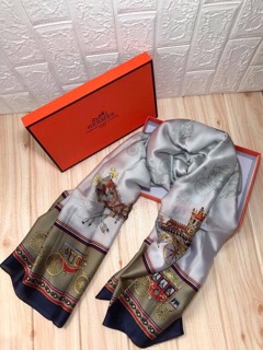 Khăn lụa dáng dài.