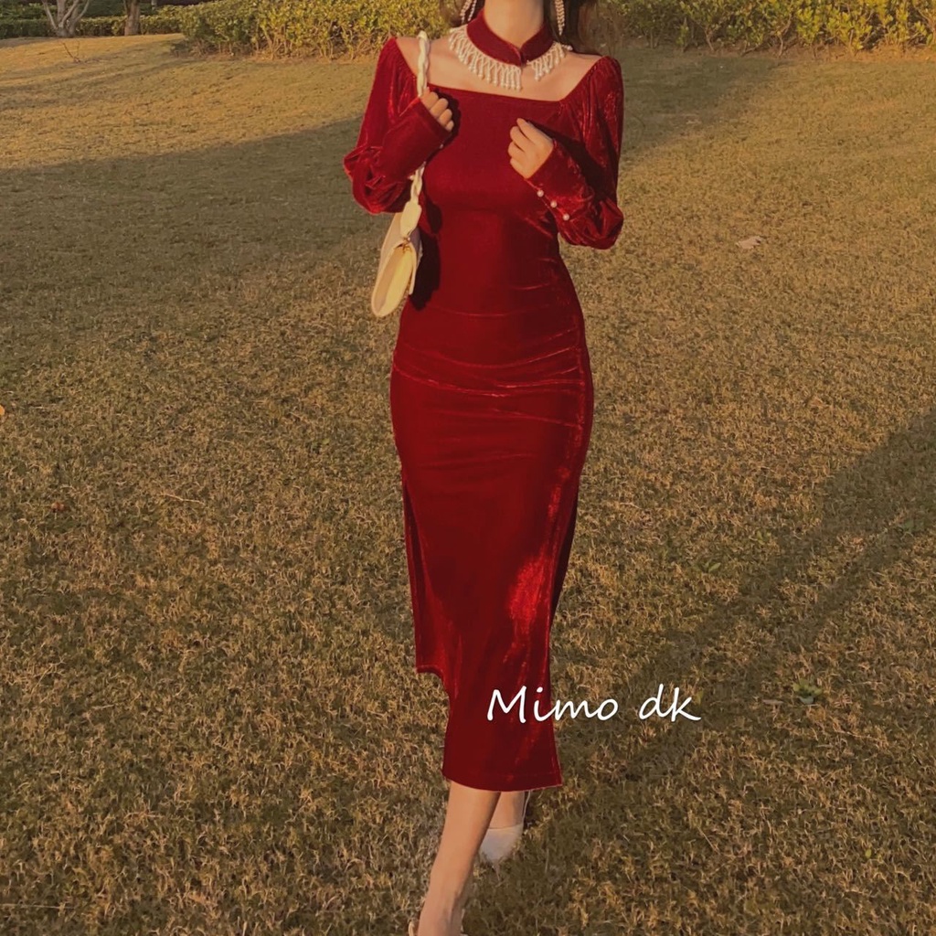 Đầm sườn xám nhung đỏ tay dài đính nút ngọc trai nhân tạo phong cách Trung Hoa retro