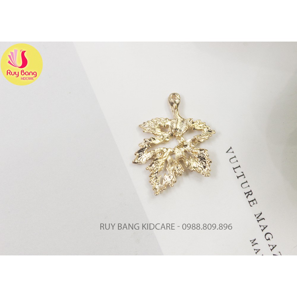 Cành lá kim loại, center đá đính hoa vải handmade