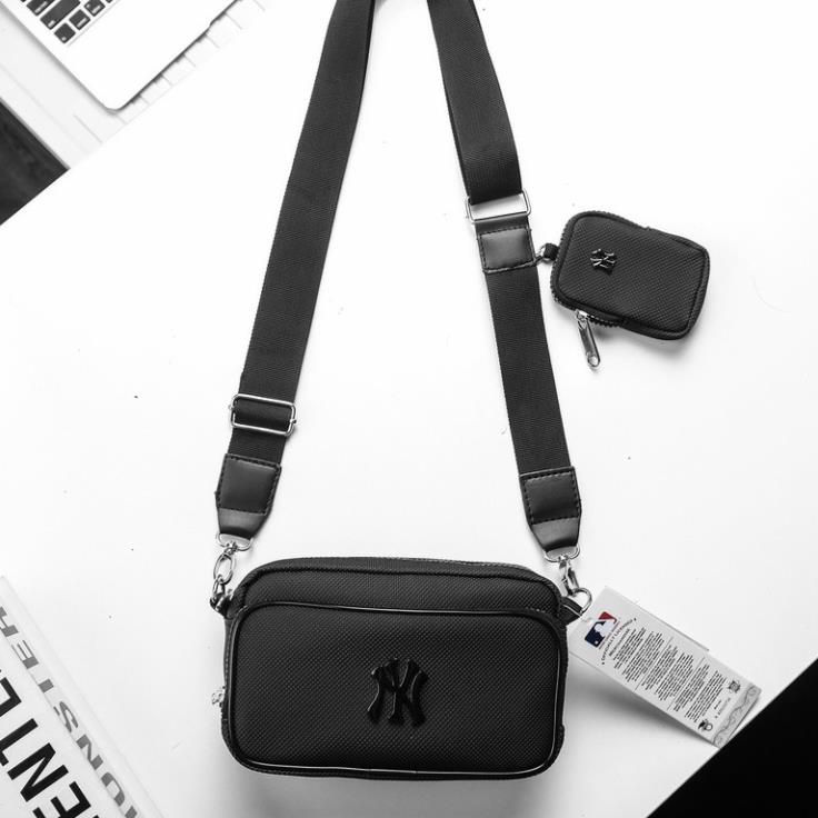 Túi đeo chéo MINI MLB NEWYORK SLING BAG • Chất liệu 100% polyester chống thấm • 3 ngăn tiện lợi tny84