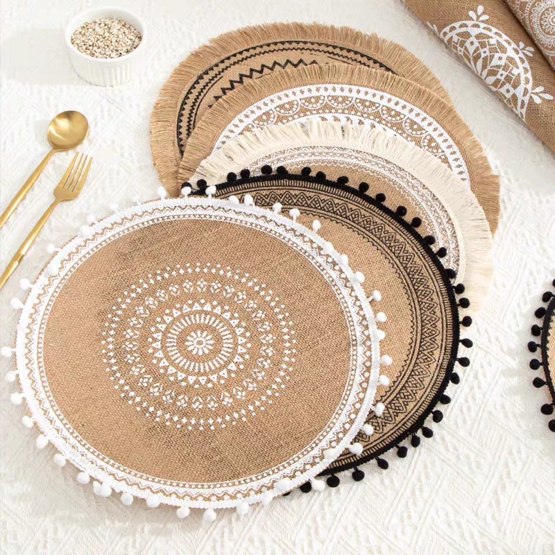 Thảm cói thổ cẩm có ren lót bàn ăn, trang trí decor phong cách vintage