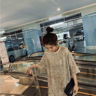 Áo phông nữ có đính kim sa lấp lánh