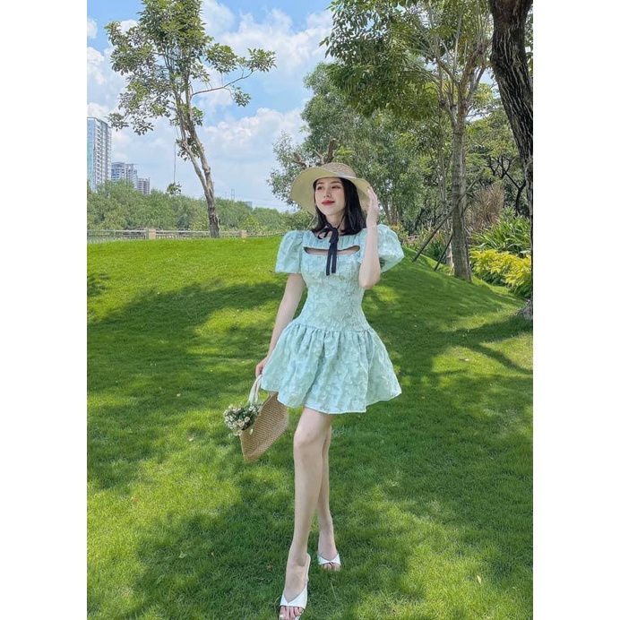 Đầm Xoè Ren Hoa Khoét Ngực Xếp Li Tay Phồng ALIS KC1413