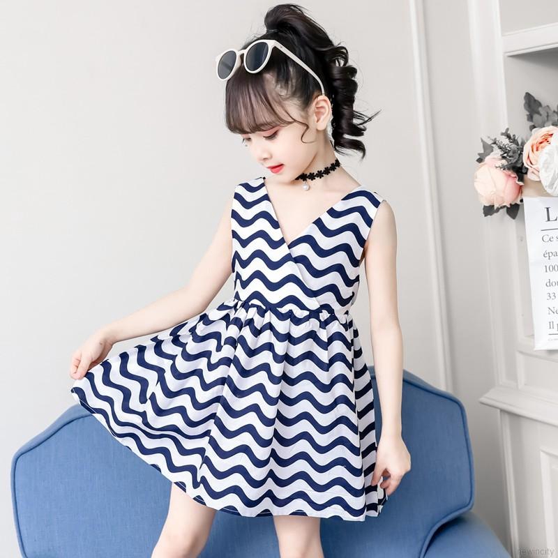 Đầm sát nách hở lưng họa tiết lượn sóng cho bé gái