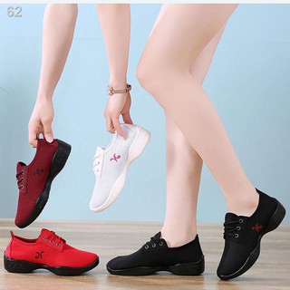 Ưu đãi đặc biệt miễn phí vận chuyển giày khiêu vũ nữ mùa hè mới mềm đáy lưới thoáng khí vuông của phụ chống trư