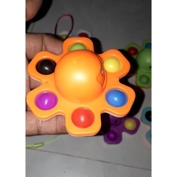 Một cái con quay xả stress pop it bằng nhựa rất đẹp có kèm dây
