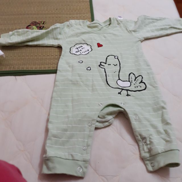 Body xanh dày dặn cho bé tầm 6-8 kg ạ. Chất vải mềm mịn dày dặn ạ. Mua 120k bé mặc 1 lần bị kích thanh lí 60k.