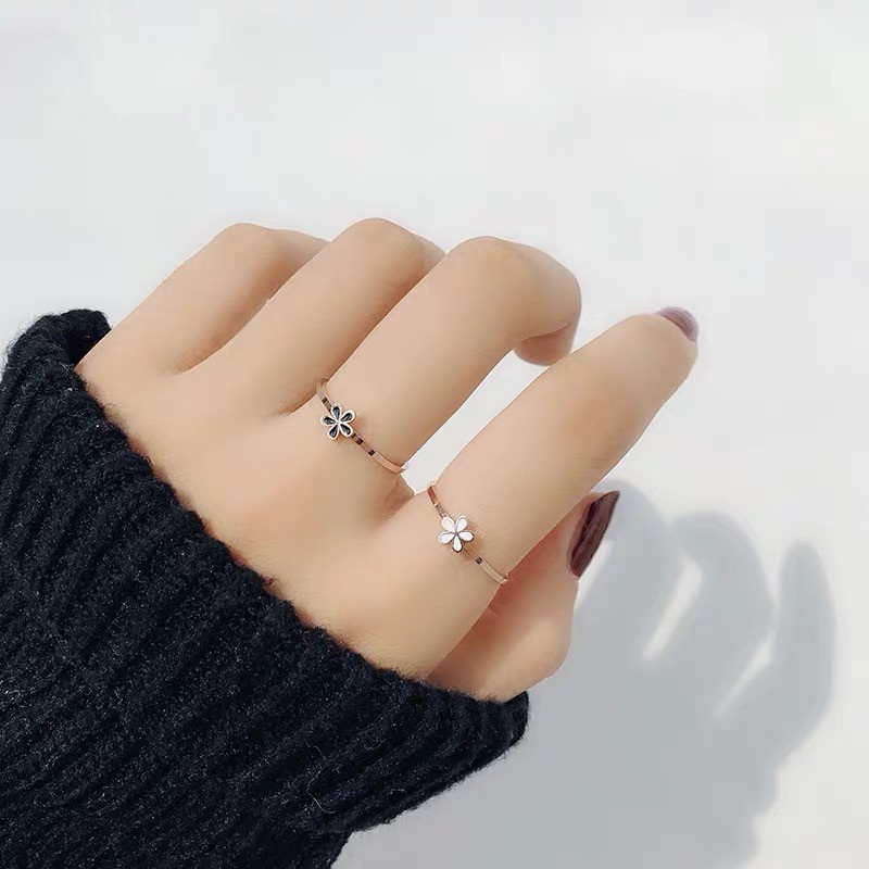 Nhẫn thép titan mạ vàng 18K chống thấm nước chống dị ứng không phai màu hình hoa cúc màu trắng/đen phong cách Hàn Quốc