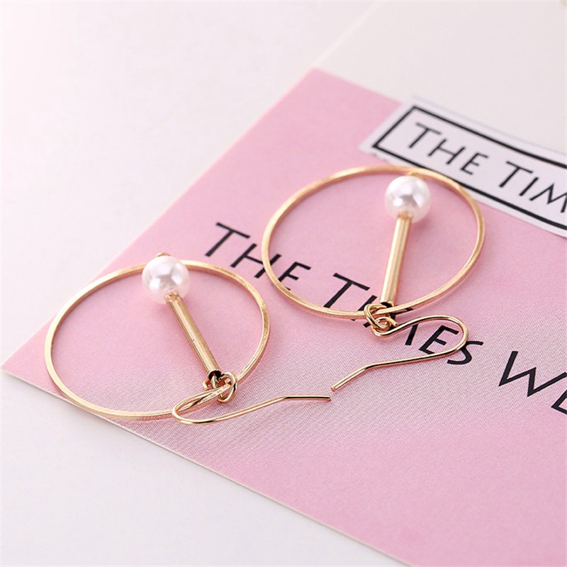 Bông tai kim loại kiểu khoá móc phối mặt hình tròn đính ngọc trai giả thời trang