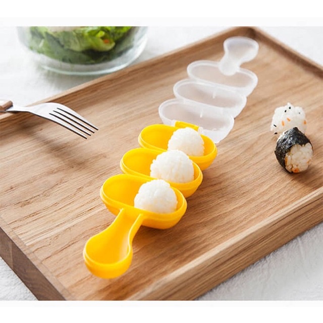 Khuôn lắc cơm viên tròn kèm thìa, lắc cơm tạo hình cho bé ăn dặm