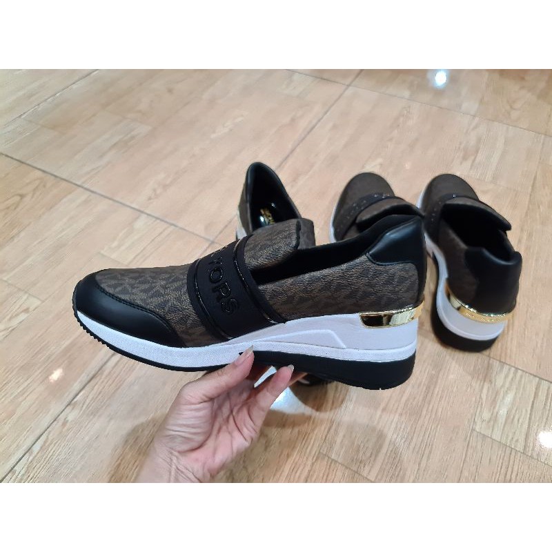 GIÀY MK XỊN HÀNG TUỒN HẢI QUAN