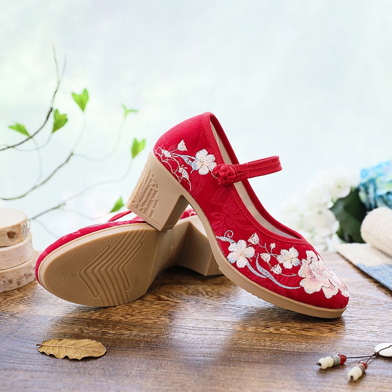 Giày đế vuông thêu hoa dây cài GC021