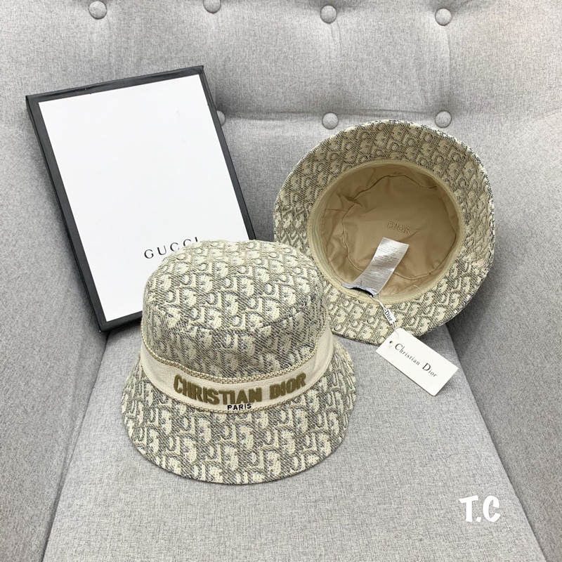 Cặp mũ bucker và lưỡi trai dior đai thêu