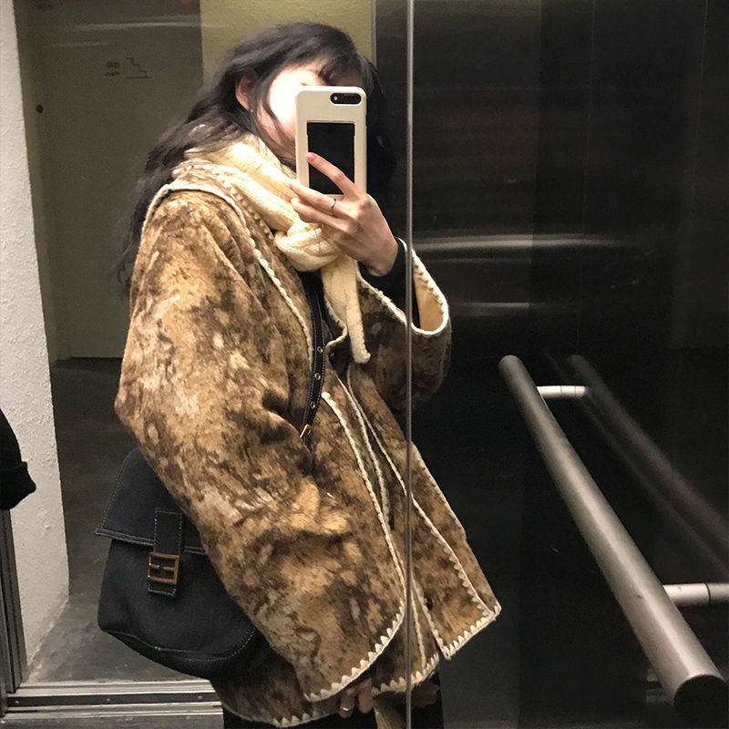 2022 small, fresh and versatile personality antique fur coat women's autumn new loose V-collar vintage Hong Kong style blouse