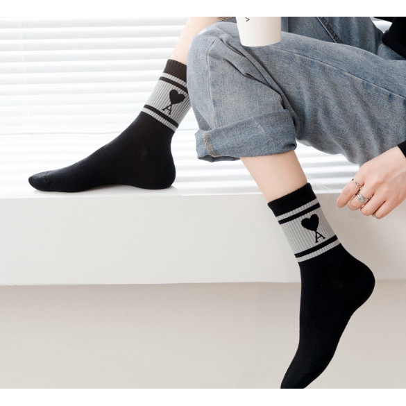 Vớ hình trái tim cổ cao Nam Nữ phong cách thể thao, trẻ trung, năng động.