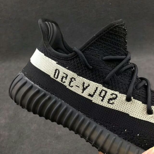 Giày Thể Thao Màu Trắng Của Dòng Adidas Yeezy Boost 350 V2