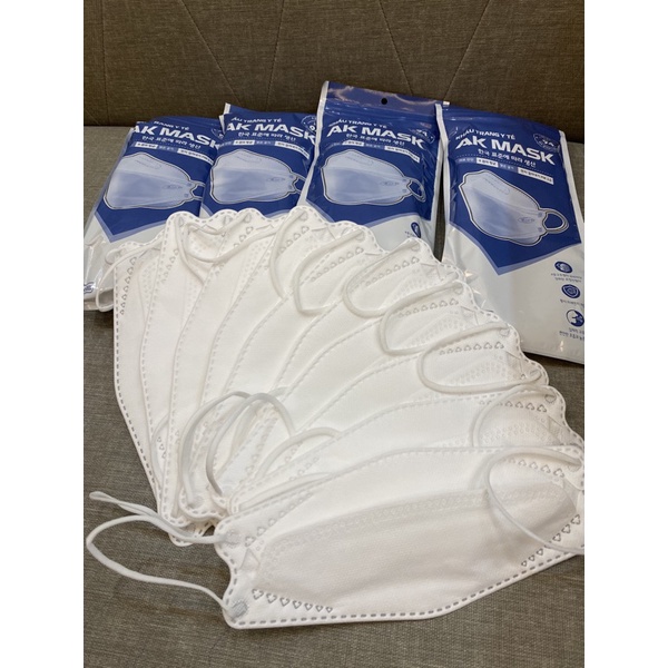 Khẩu trang y tế kháng khẩu 4 lớp Lộc Luyến Medical 4 lớp cho người lớn