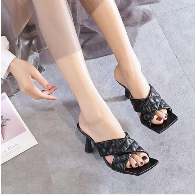 Guốc nữ mã BBG15 cao 5cm quai đan chéo mũi vuông gót nhọn có 2 màu trắng và đen