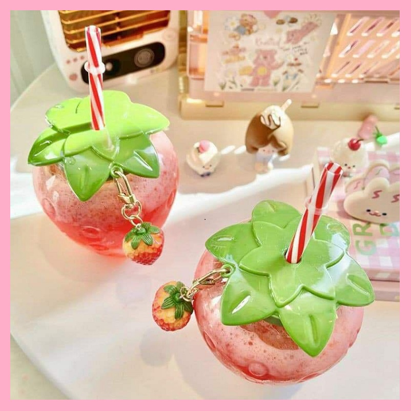 Bình Cốc Đựng Nước Hình Quả Dâu Tây Cute Dễ Thương Chịu Nhiệt Tốt Dung Tích 500ml Tặng Kèm Móc Hình Trái Dâu Và Ống Hút