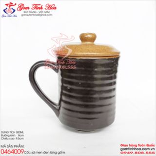 Cốc sứ vuốt có nắp men đen lòng gốm