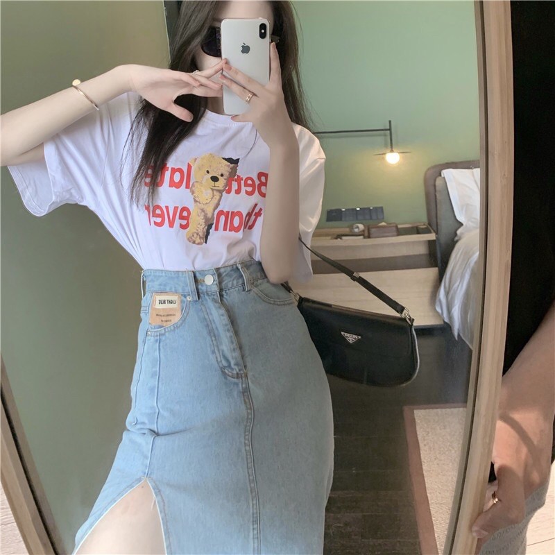Chân váy bò jeans dáng dài cho nữ xẻ tà 1 bên lưng cao + áo phông gấu ngắn tay