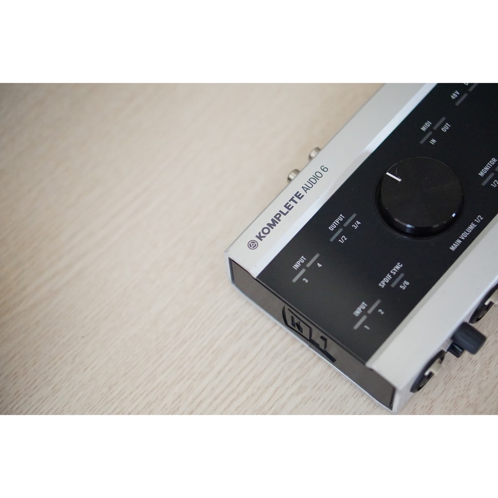 Komplete Audio 6 có vết xước- giảm giá