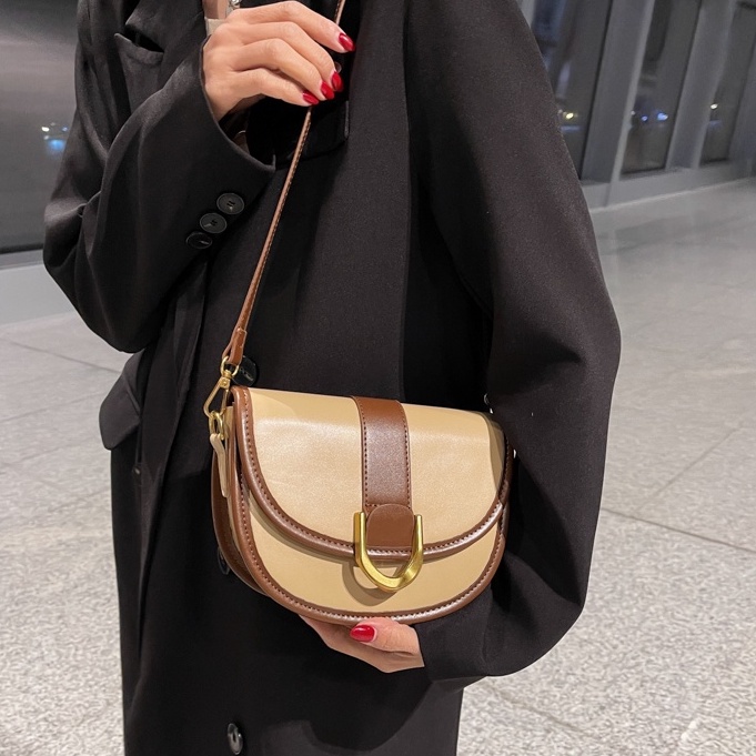 Túi đeo chéo da dáng bầu dục phối màu retro Hàn Quốc móc khóa giả kim loại