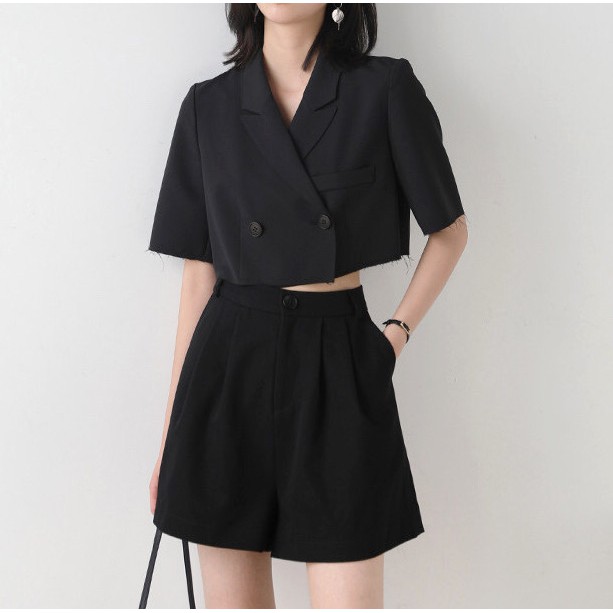 Set vest short gồm 1 áo vest croptop lở và short