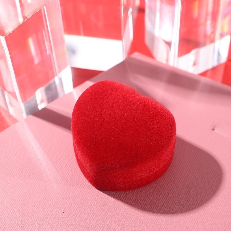 Hộp đựng nhẫn hình trái tim màu đỏ sang trọng