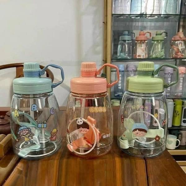 Bình nước 1,3L - Bình đựng nước uống cute cho bé có ống hút, stiker ngộ nghĩnh và quai đeo chéo tiện lợi