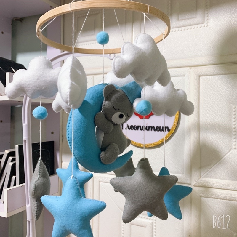 Đồ chơi treo nôi cho bé kích thích thị giác cho bé, tự xoay và phát nhạc mẫu Gấu xám và Trăng Xanh bé trai