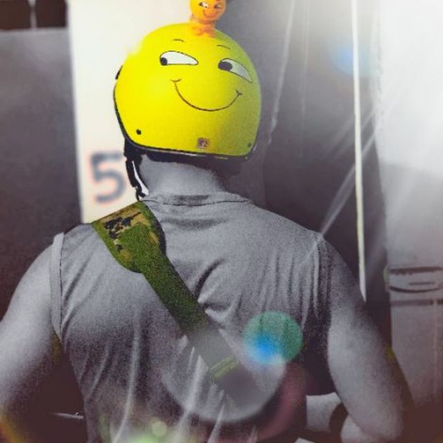 - Combo nón bảo hiểm tặng kèm 1 nhún emoji cảm xúc - Hàng loại 1