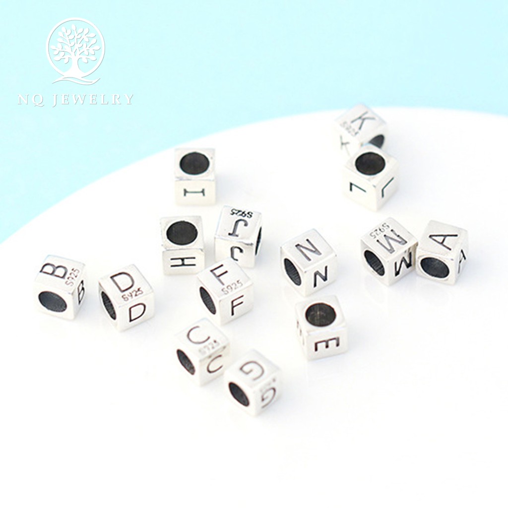 Charm bạc ô vuông khắc chữ cái xỏ ngang 6mm - NQ Jewelry