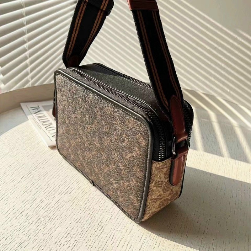 Túi Coach Charter Crossbody hộp vuông hoạ tiết unisex