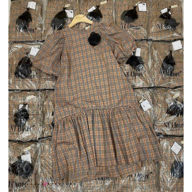 [Mã FAGREEN1505 giảm 10% tối đa 30K đơn 99K] Váy kẻ đuôi cá kèm hoa hồng đen | BigBuy360 - bigbuy360.vn