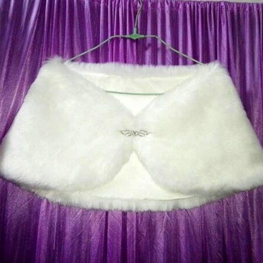 Áo choàng sang trọng hợp thời trang cho cô dâu