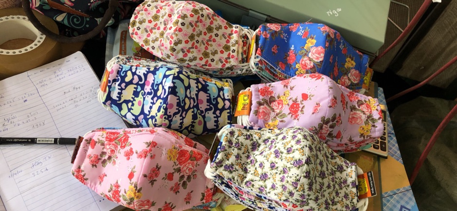 Combo 10 khẩu trang vải 3 lớp hoạ tiết hoa nhí | BigBuy360 - bigbuy360.vn