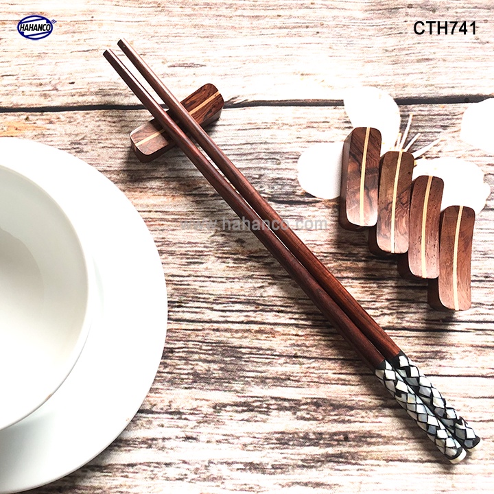 Bộ 10 gác đũa gỗ trắc kẻ Sọc tiện dụng và sang trọng trên bàn ăn - CTH741
