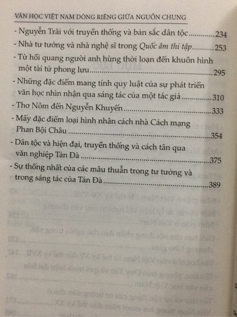 Sách - Văn học Việt Nam dòng riêng giữa nguồn chung