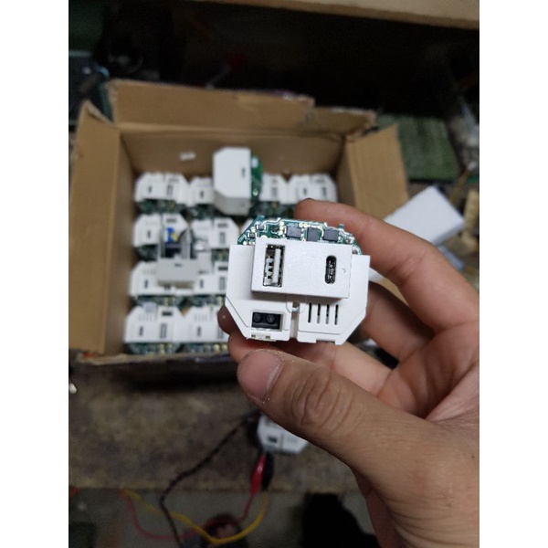 Hạt ổ sạc điện thoại âm tường.