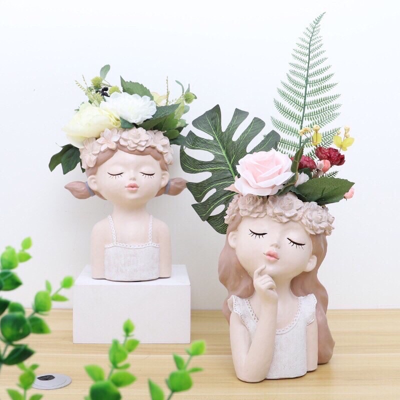 Chậu cây, lọ hoa cô gái trồng cây trang trí xinh xắn