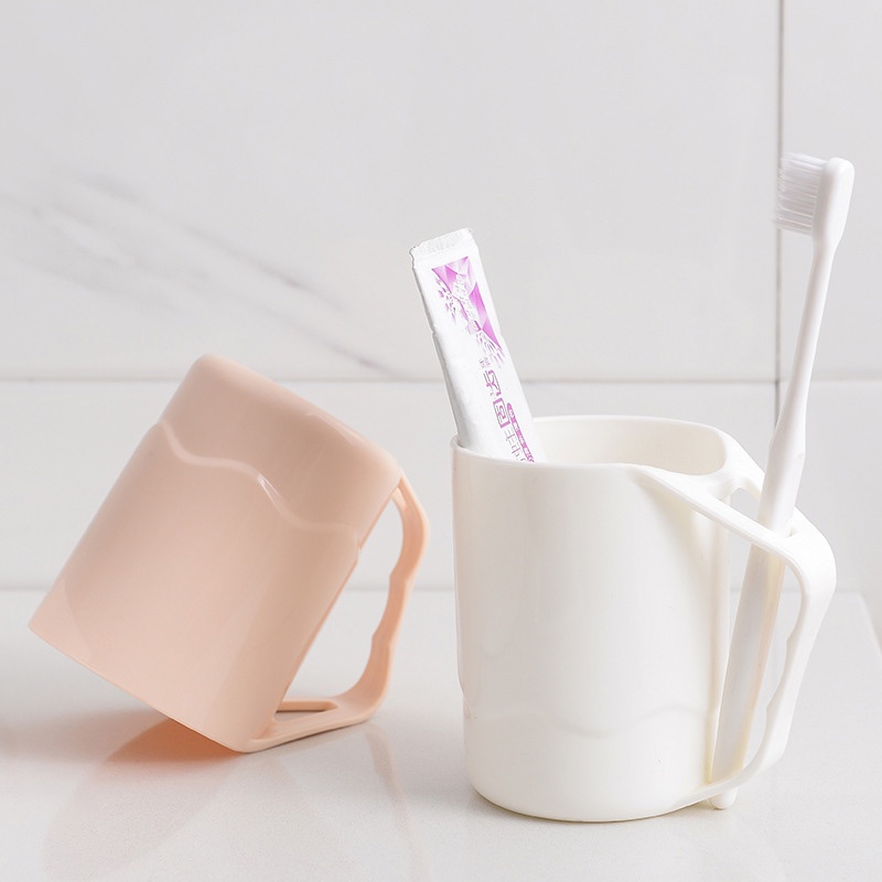 Cốc nhựa đựng bàn chải đánh răng có tay cầm thiết kế đơn giản tiện dụng
