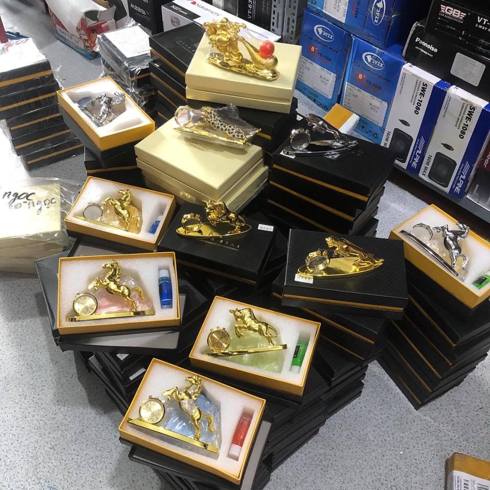 TƯỢNG NGỰA VÀNG PHONG THUỶ - MÃ ĐÁO THÀNH CÔNG - Có đồng hồ và nước hoa sang trọng