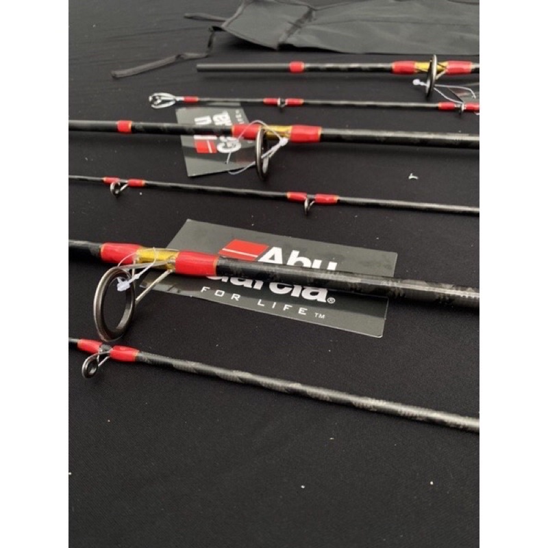 Cần lure Abu Garcia Red Black Carbon 2 Da xoắn toàn thân siêu bạo lực