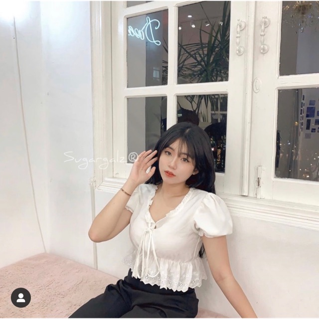 Croptop cổ trụ viền bèo ren gấu trang trí tay bồng - by SugarG