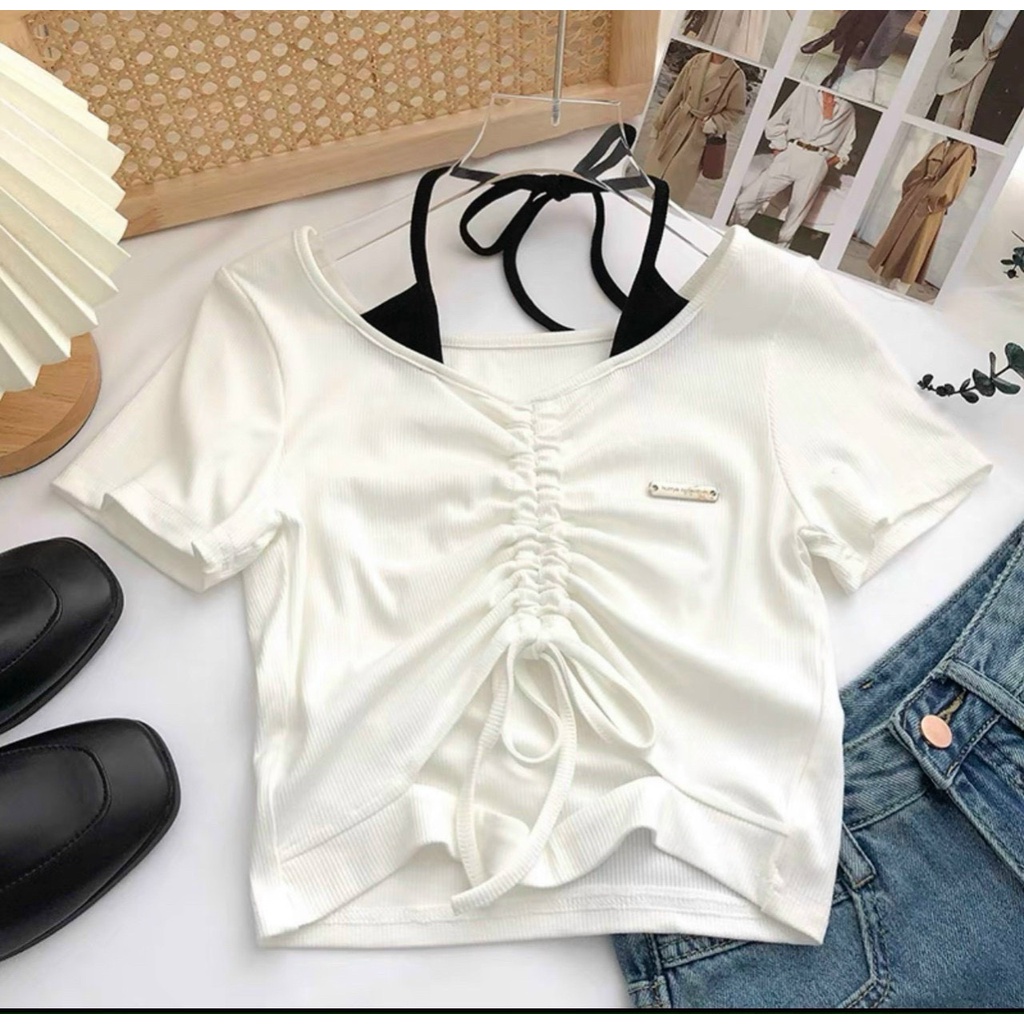 áo kiểu rút dây ngực phối đeo cổ yếm đính logo nhỏ