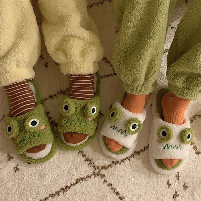 The new Korean cartoon plush slipper girl uses lovely soft-soled anti-skid cotton slippers for indoor home in winter.