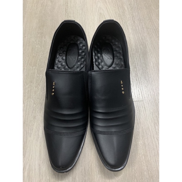 thanh lý giày mới 100% size 41 tình trạng mới 100% vì mua ko hợp nên muốn pass lại ............./........./../..........