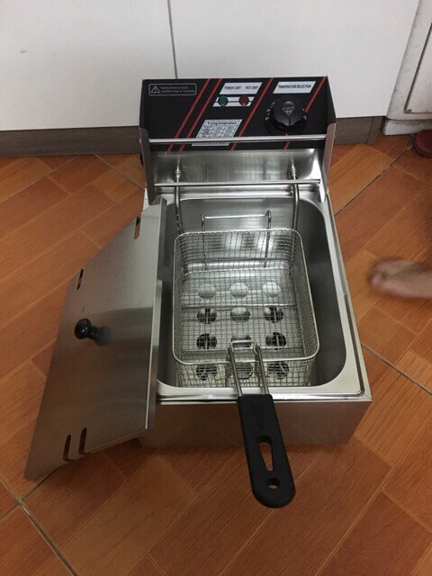 BẾP CHIÊN KHOAI TÂY , ĐÙI GÀ…