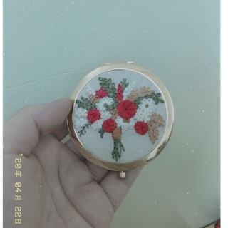 Gương thêu tay handmade
